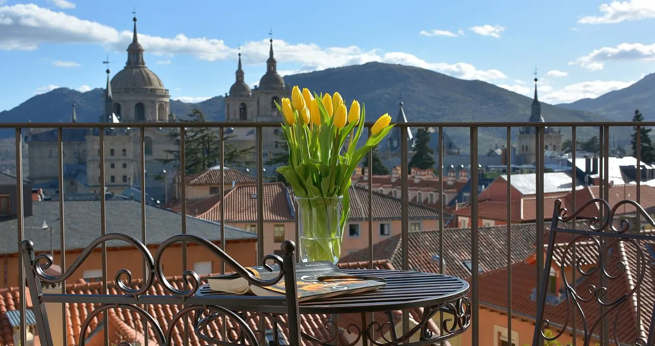 San Lorenzo suites en San Lorenzo del Escorial terraza con tulipanes