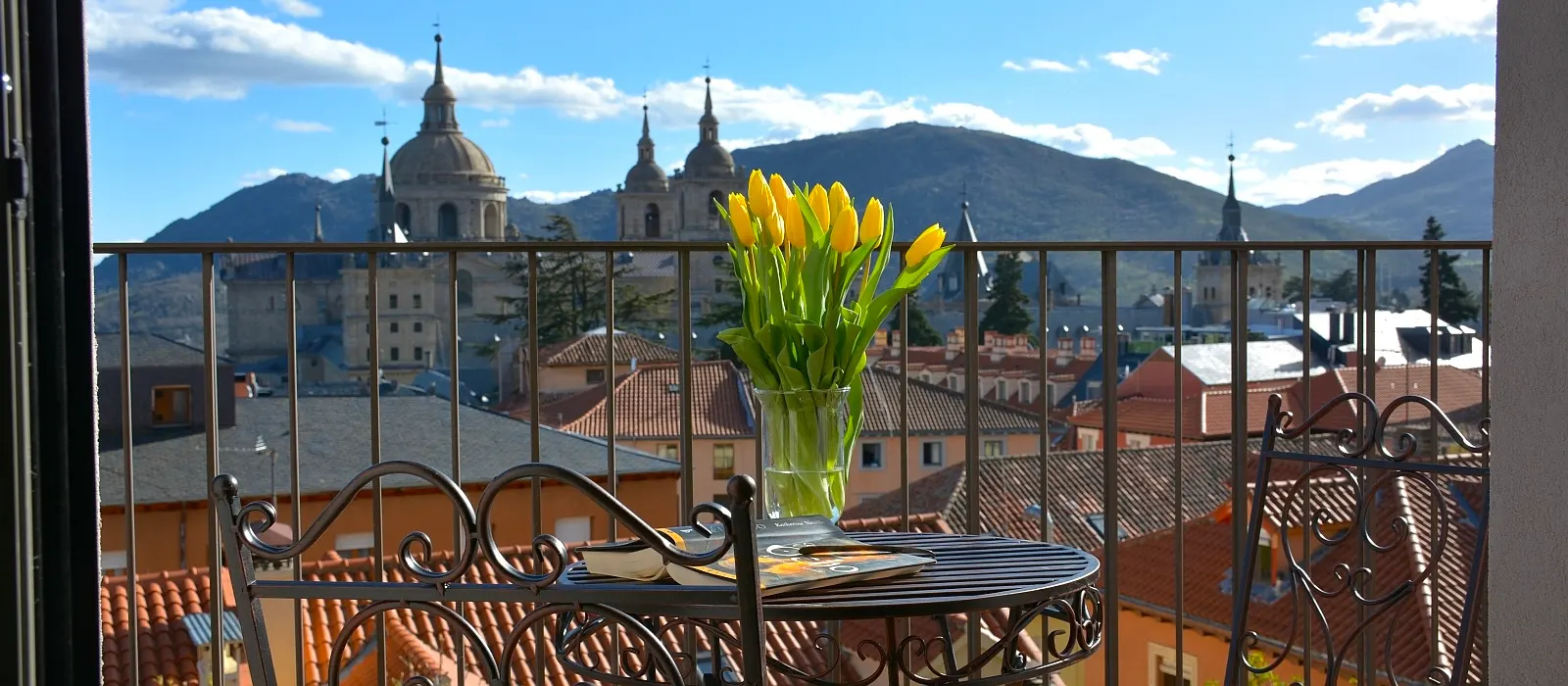 San Lorenzo suites en San Lorenzo del Escorial vista terraza con tulipanes
